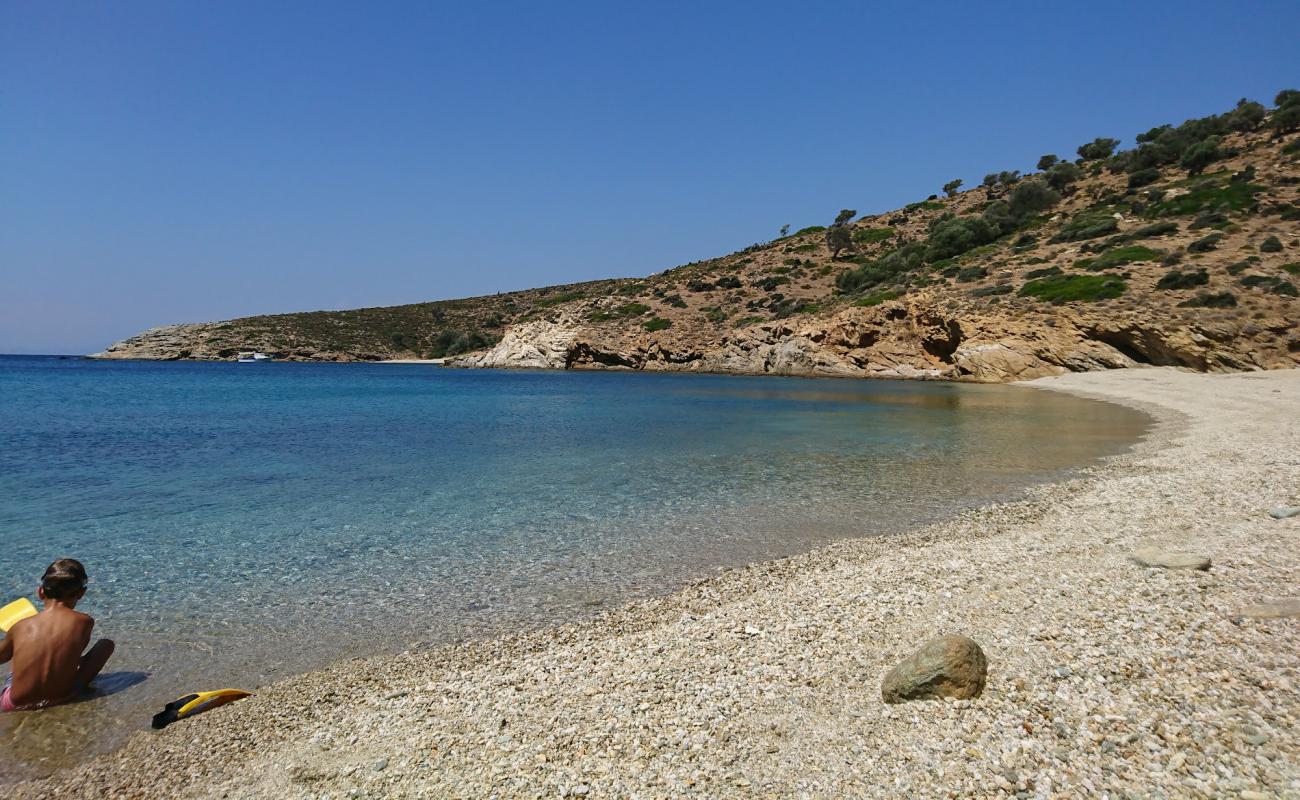 Photo de Kalamitsi avec sable beige & galets de surface