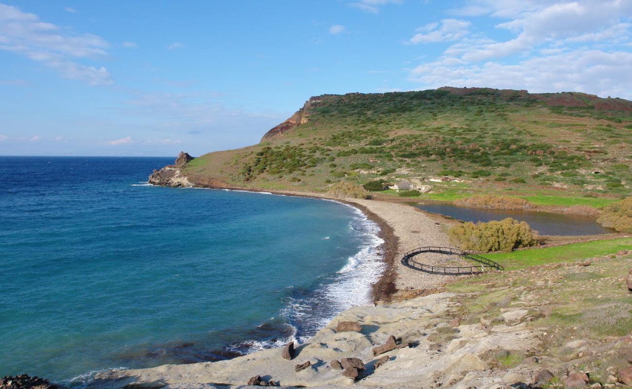 Photo de Vromolimnos avec caillou gris de surface