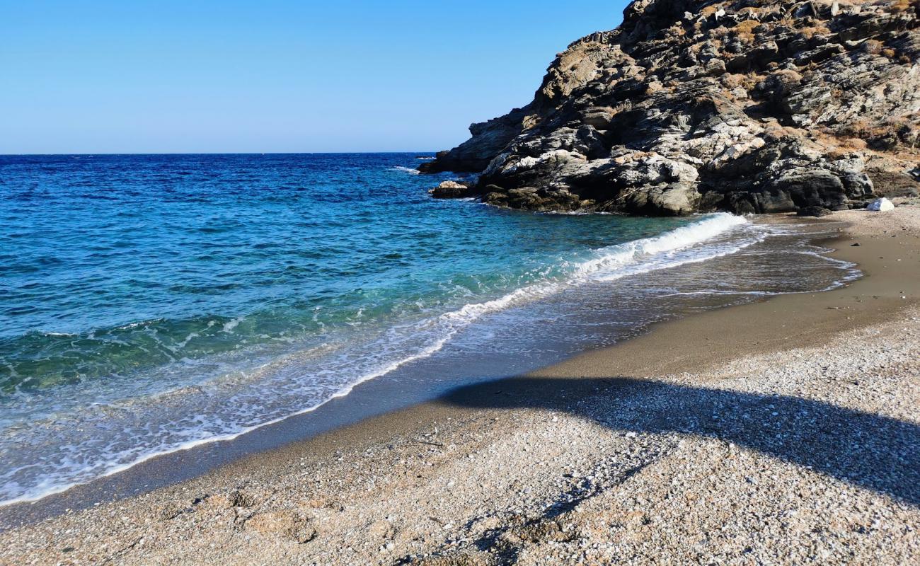 Photo de Paralia Mamakou avec sable beige & galets de surface