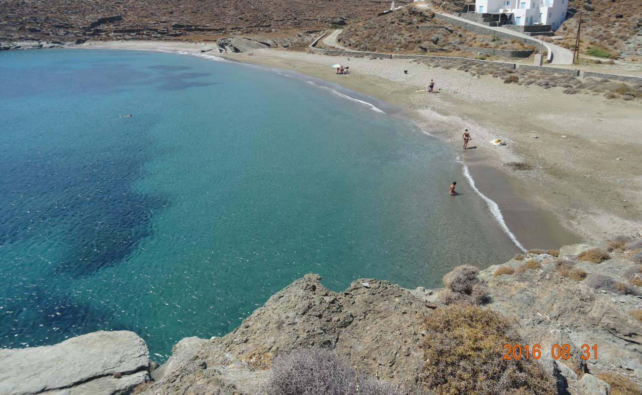 Photo de Paralia Agios Sostis avec sable beige & galets de surface