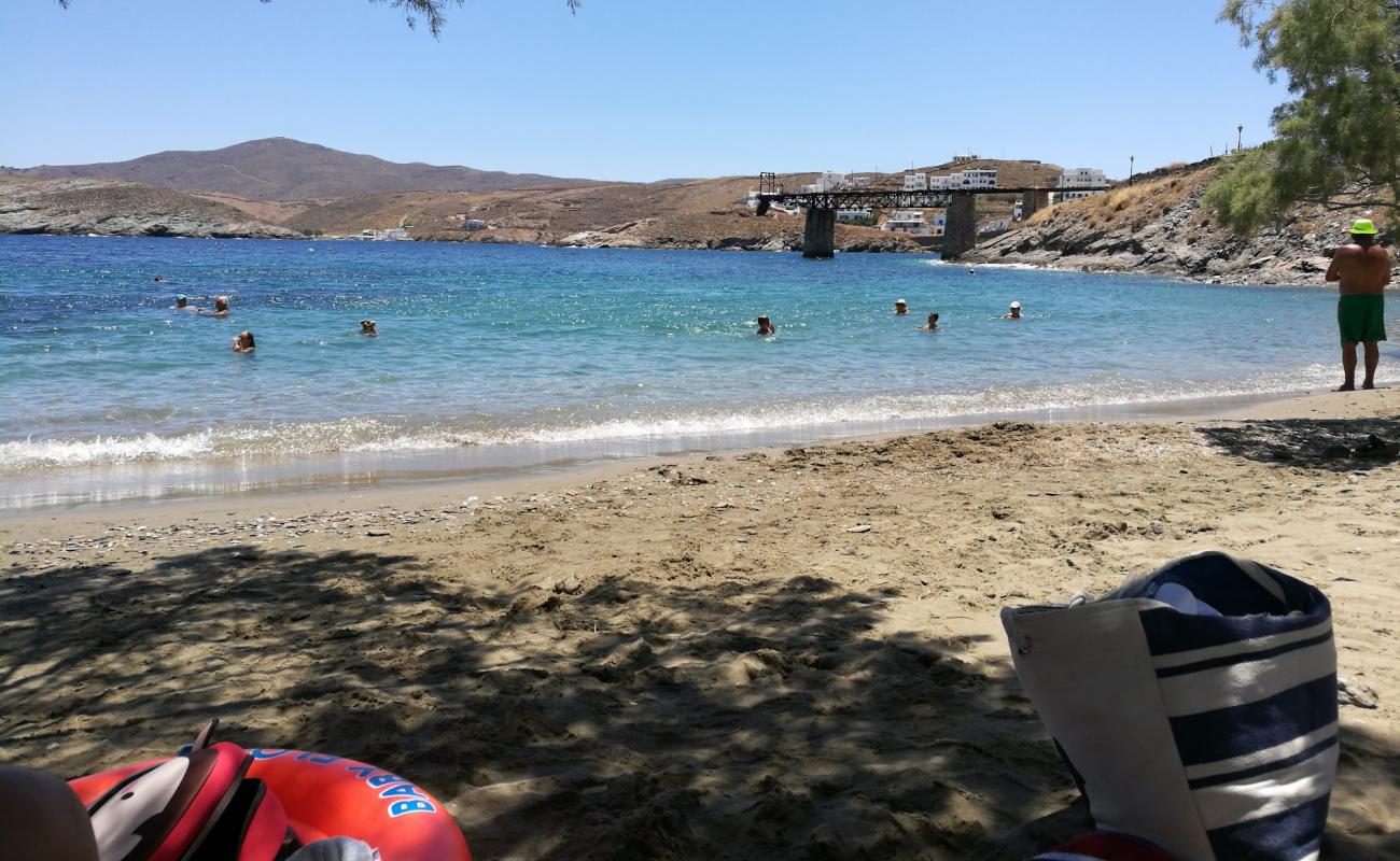 Photo de Sxoinari beach avec sable beige de surface