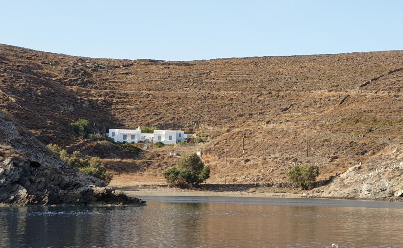 Photo de Paralia Agia Irini avec sable clair avec caillou de surface