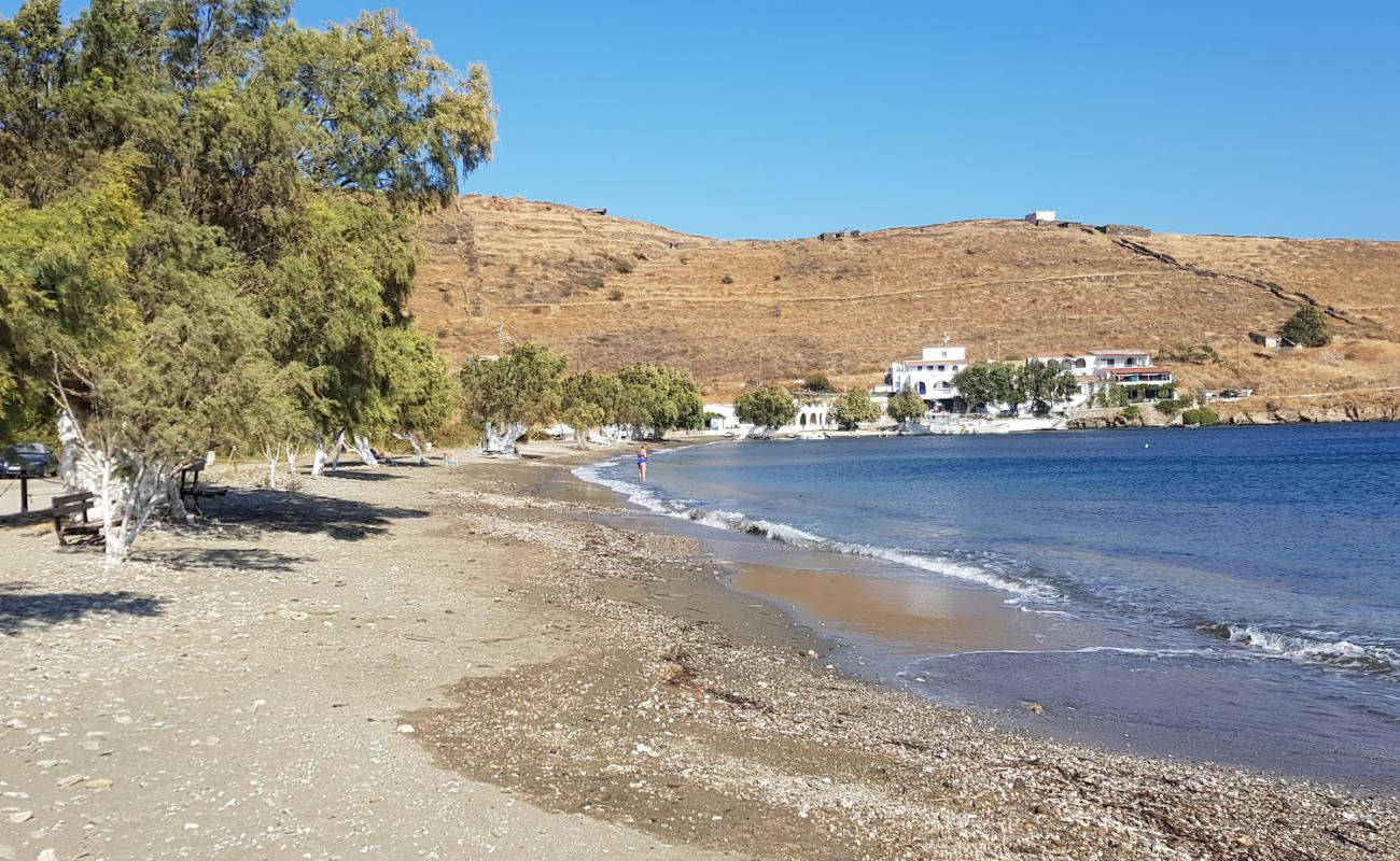 Photo de Paralia Ag. Stefanos avec sable clair avec caillou de surface