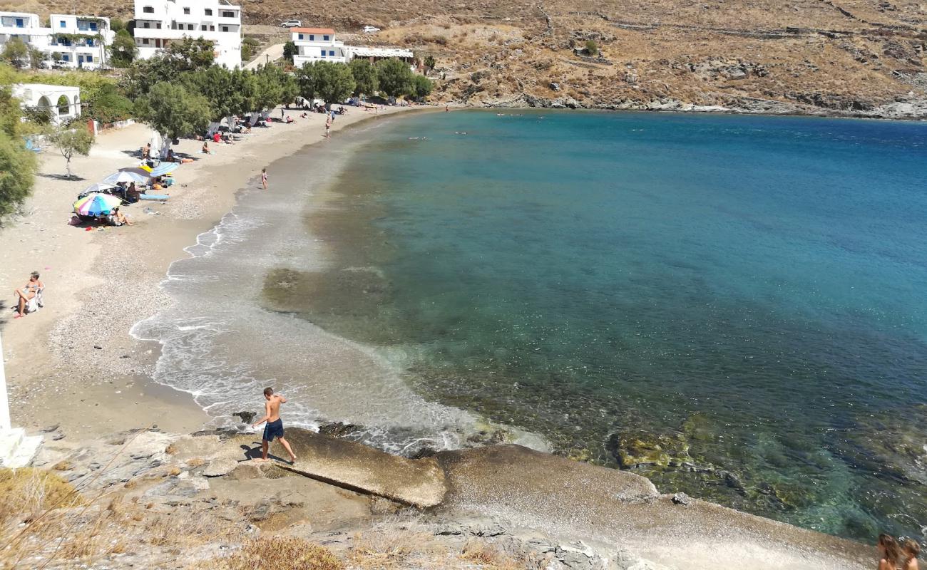 Photo de Paralia Lefkes avec sable gris & galets de surface