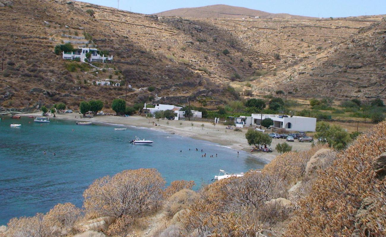 Photo de Paralia Kalo Livadi avec sable beige & galets de surface