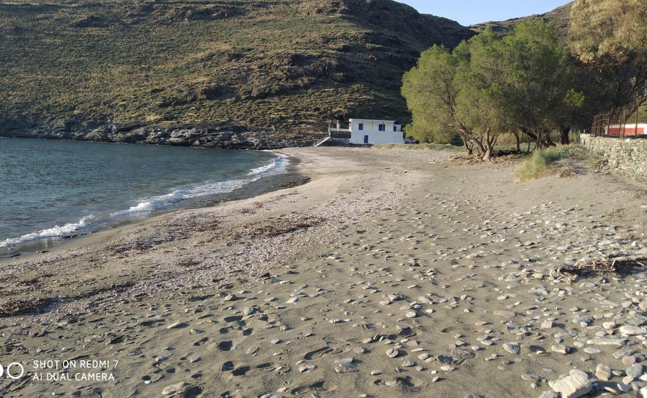 Photo de Paralia Stifo avec sable beige & galets de surface
