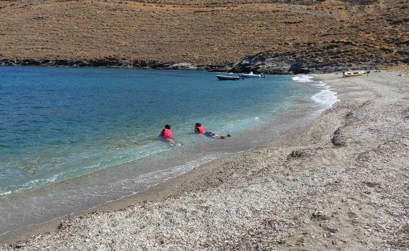 Photo de Paralia Mavrianou avec petits galets beige de surface