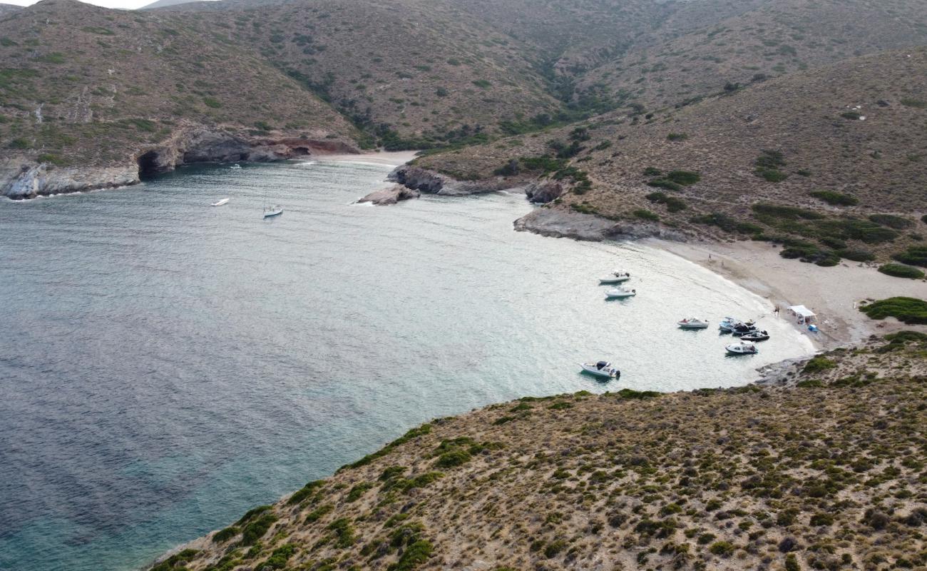 Photo de Paralia Makronissos avec petits galets beige de surface