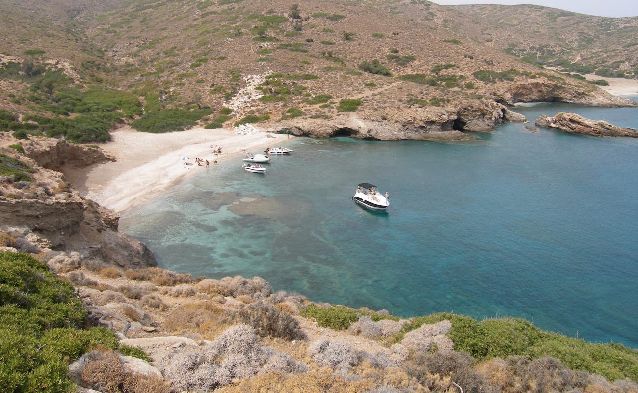 Photo de Paralia Makronissos II avec petits galets beige de surface