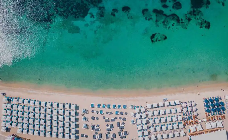 Photo de Plage d'Ornos avec sable fin et lumineux de surface