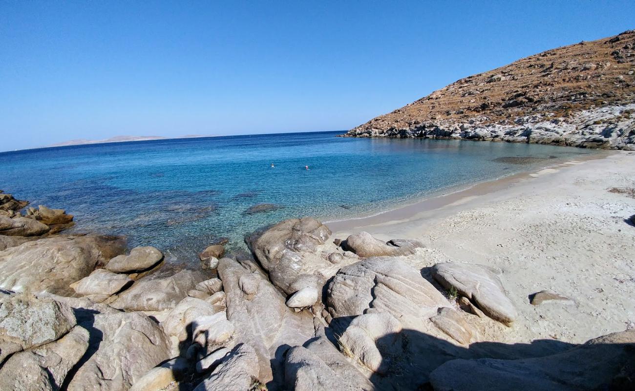 Photo de Kapari beach avec sable beige de surface