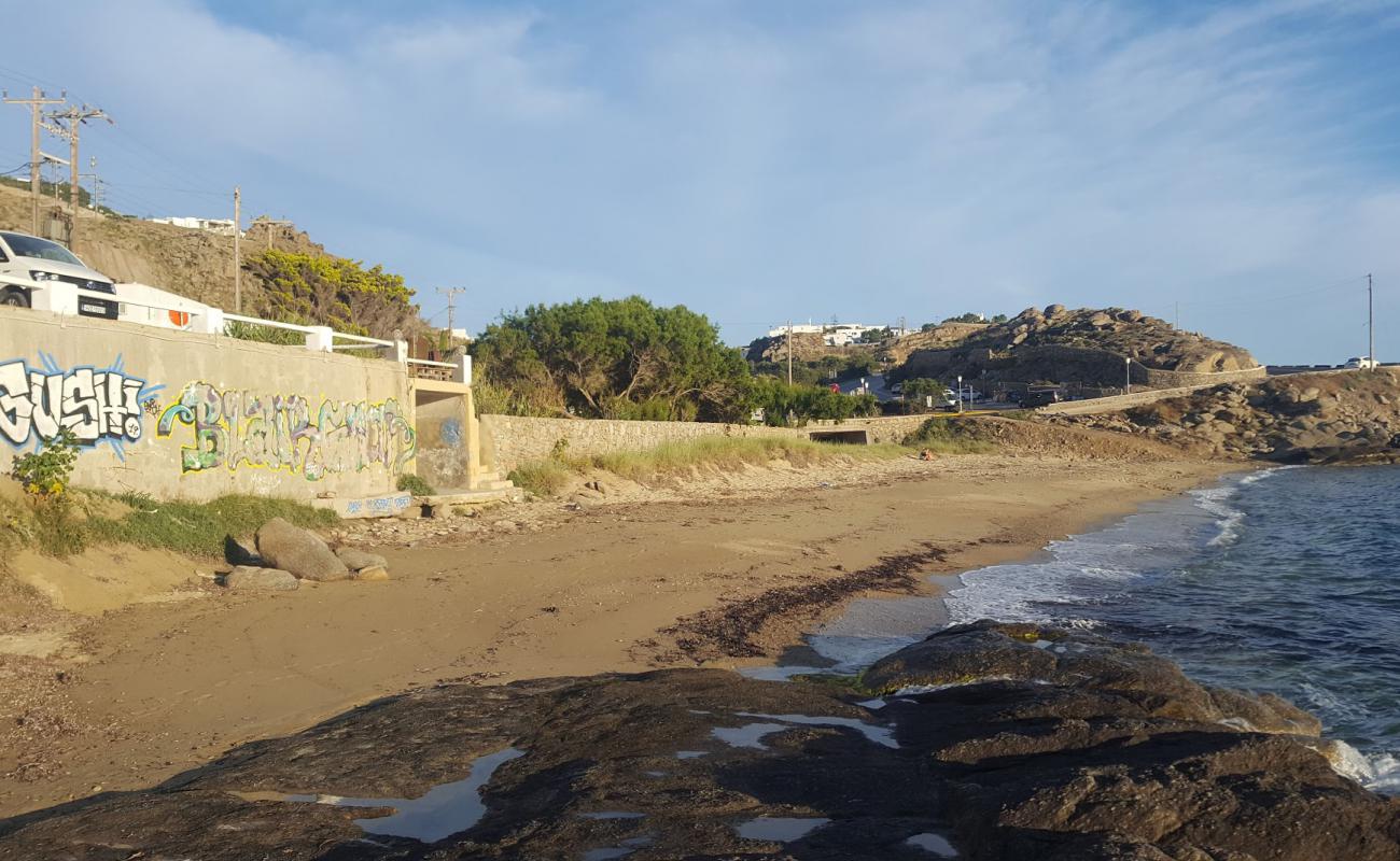 Photo de Agios Stefanos beach II avec sable brun de surface