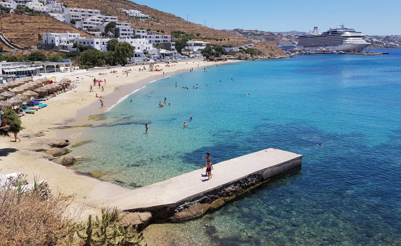 Photo de Plage d'Agios Stefanos avec sable fin et lumineux de surface