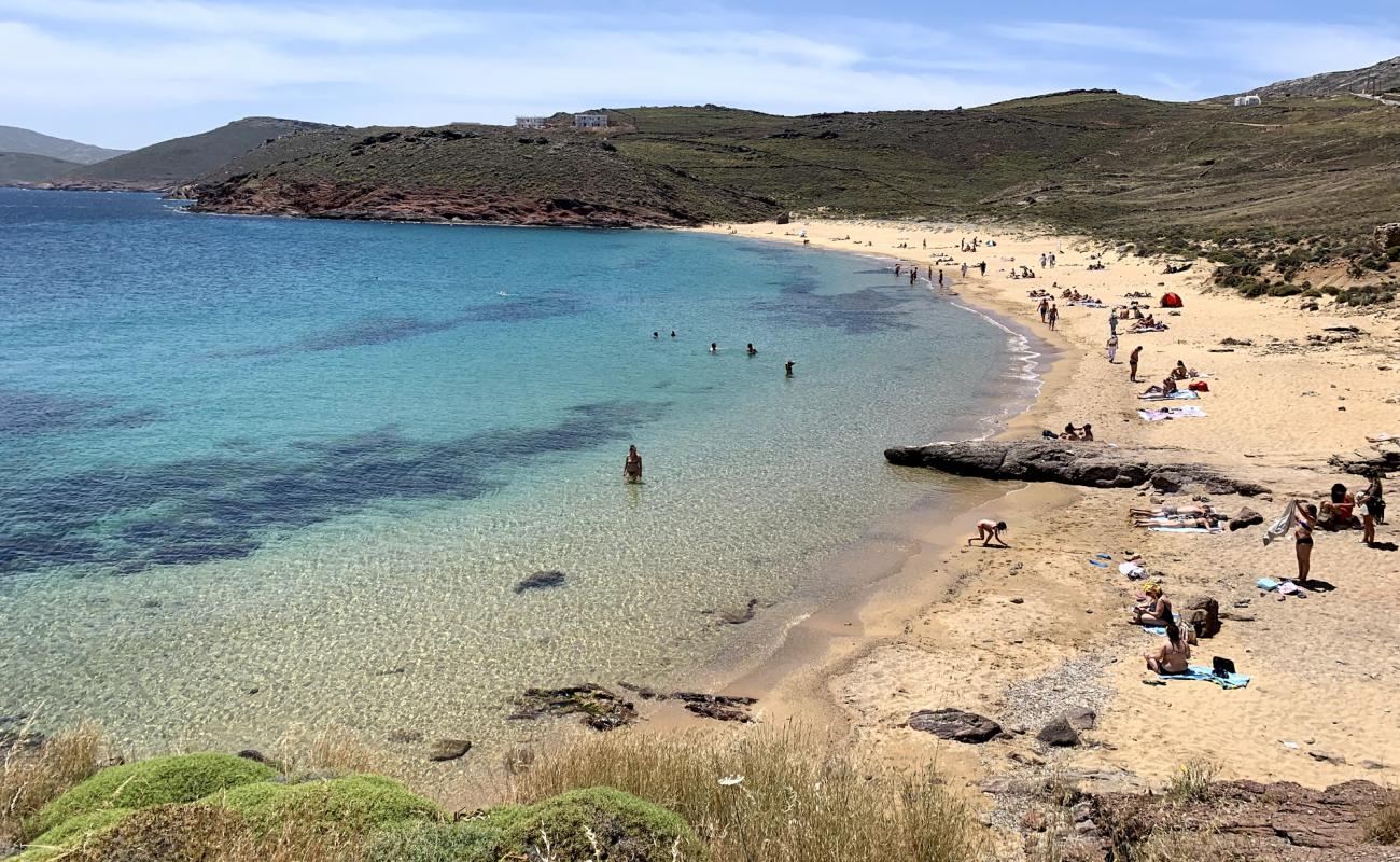 Photo de Agios Sostis beach avec sable brun de surface