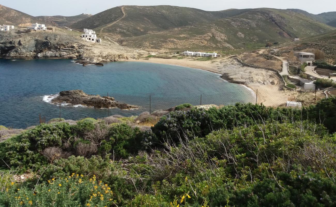 Photo de Mersini beach avec sable brun de surface