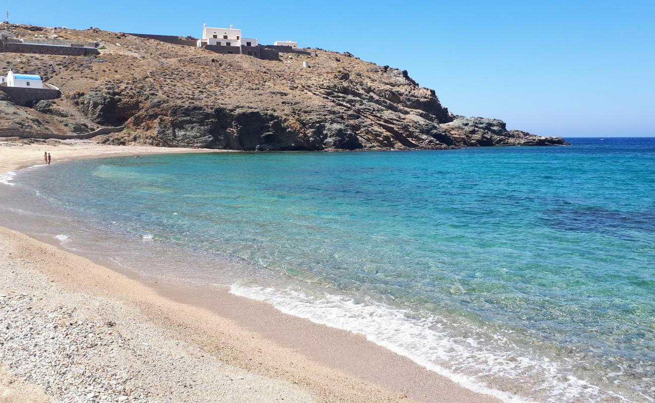 Photo de Fokos beach avec sable noir avec caillou de surface