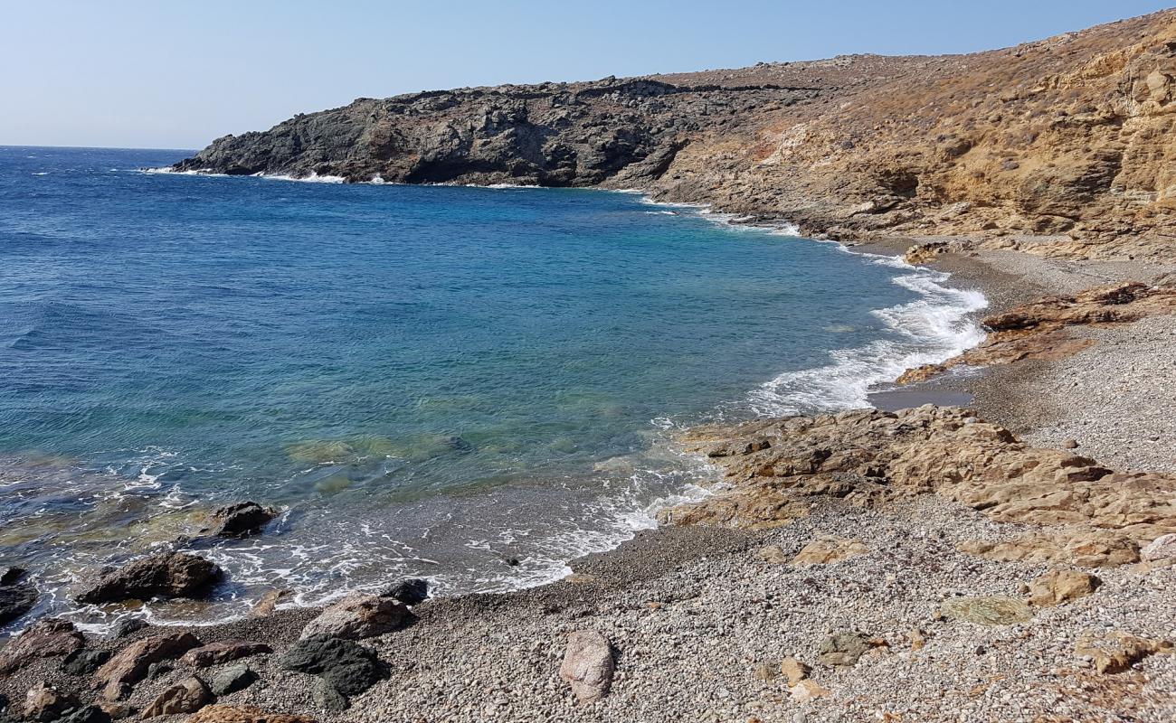 Photo de Paralia Kato Tigani avec sable noir avec caillou de surface