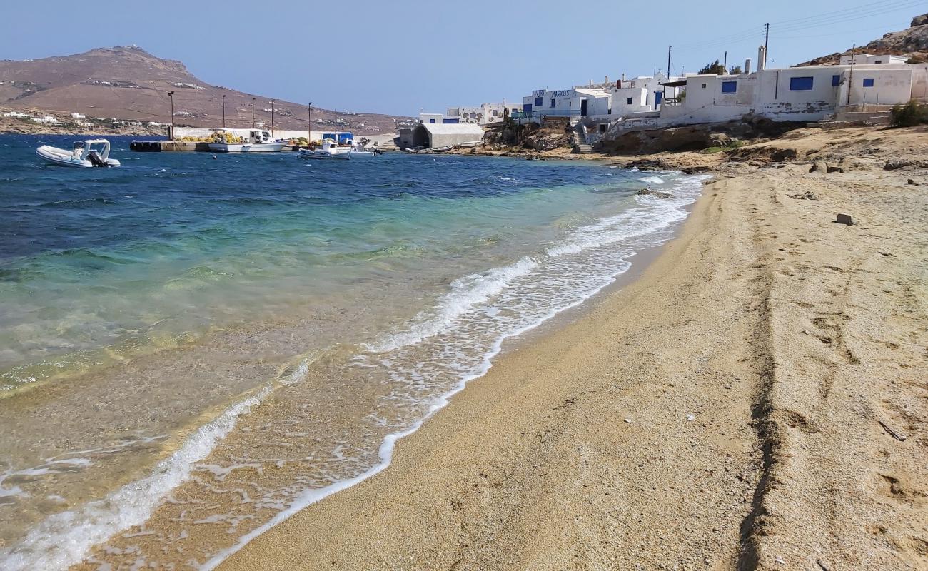 Photo de Divounia beach avec sable brun de surface