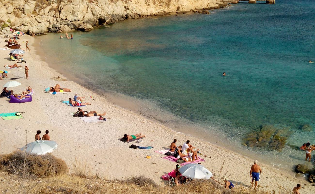 Photo de Loulos beach avec caillou fin brun de surface