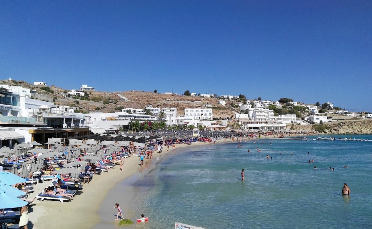 Photo de Plage de Platis Gialos avec sable fin et lumineux de surface