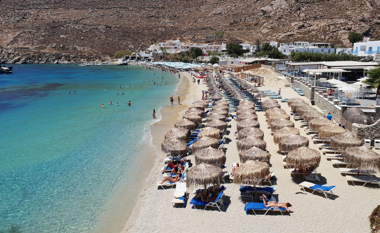 Photo de Plage de Psarou avec sable beige fin de surface