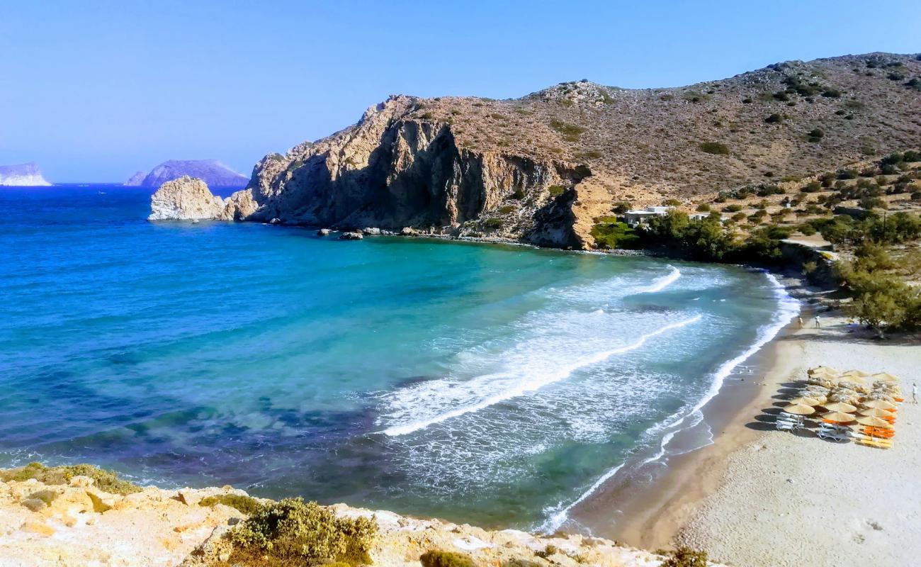 Photo de Plage de Plathiena avec sable lumineux de surface