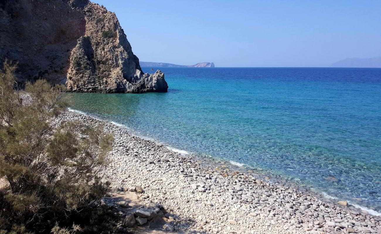 Photo de Nerodafni beach avec galets beige de surface