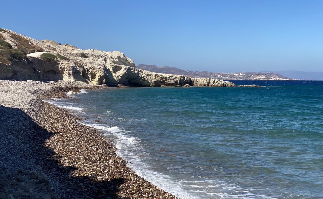 Photo de Kolimpisionas beach avec galets beige de surface
