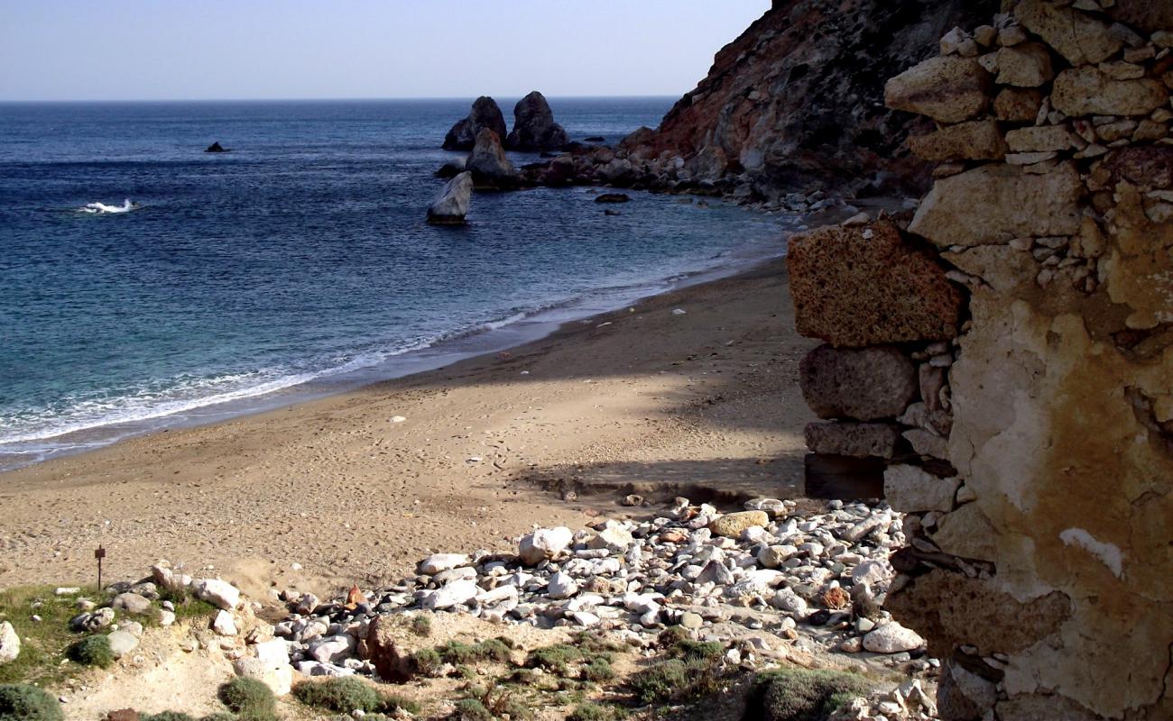 Photo de Paralia Thiafes avec sable noir avec caillou de surface