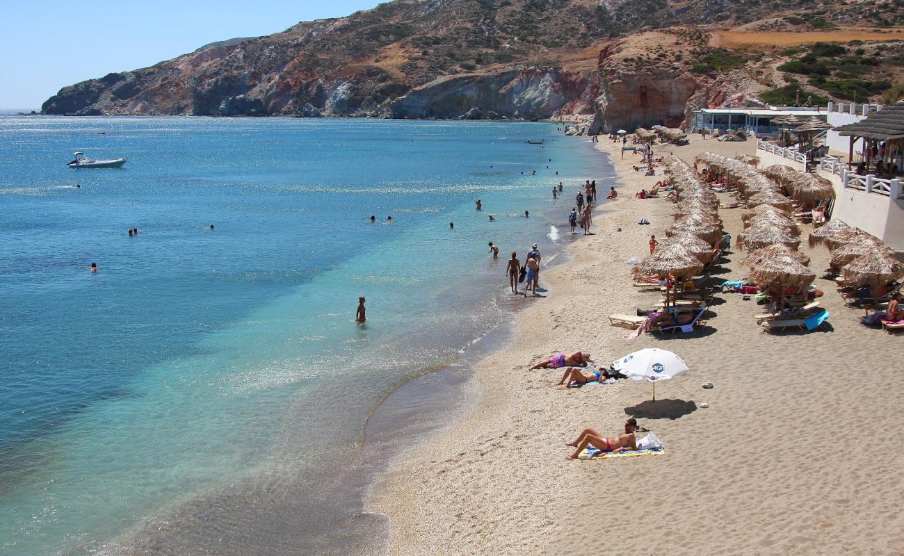 Photo de Paliochori beach avec caillou fin brun de surface