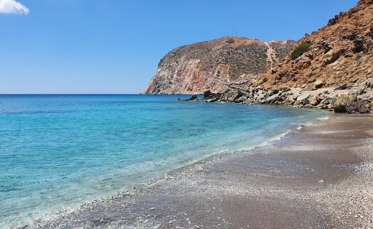 Photo de Psaravolada beach avec caillou fin brun de surface