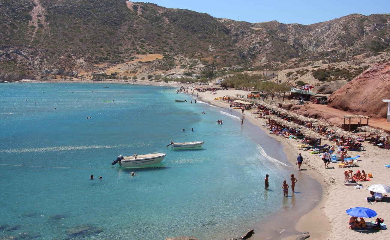 Photo de Agia Kiriaki beach avec sable noir avec caillou de surface