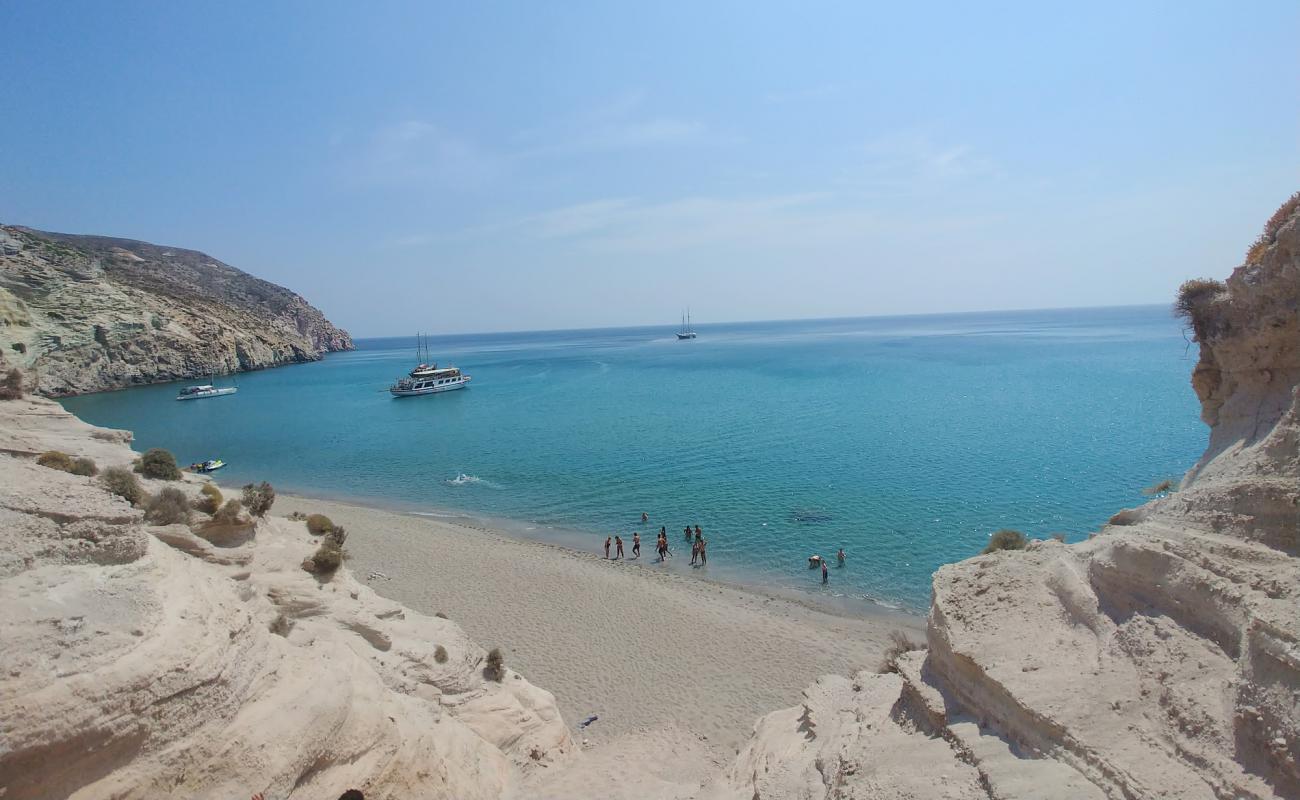 Photo de Plage de Kalamos avec caillou fin clair de surface