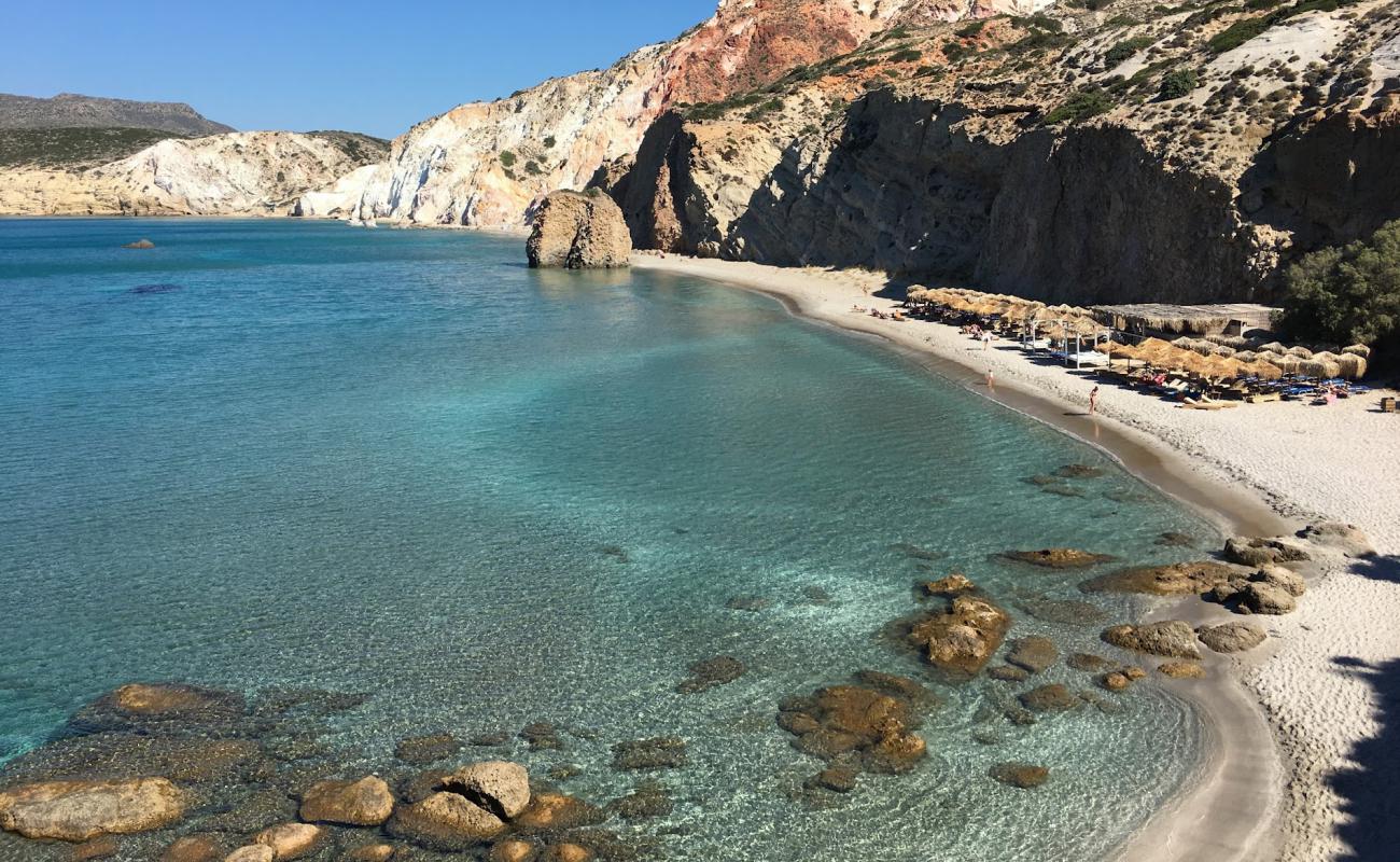 Photo de Fyriplaka beach avec sable fin et lumineux de surface