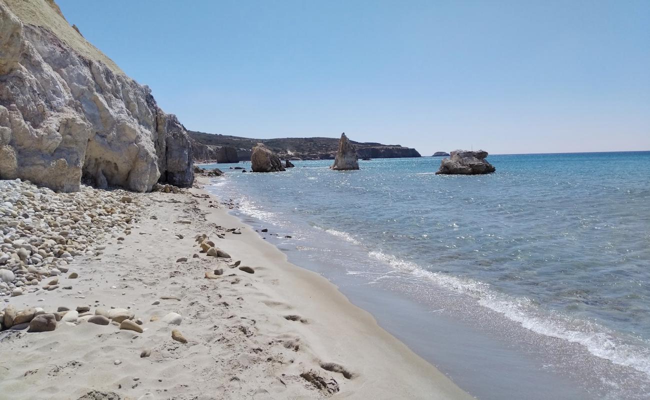 Photo de Firiplaka beach avec sable clair avec caillou de surface