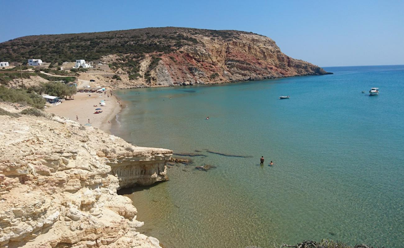 Photo de Plage de Provatas avec sable fin brun de surface