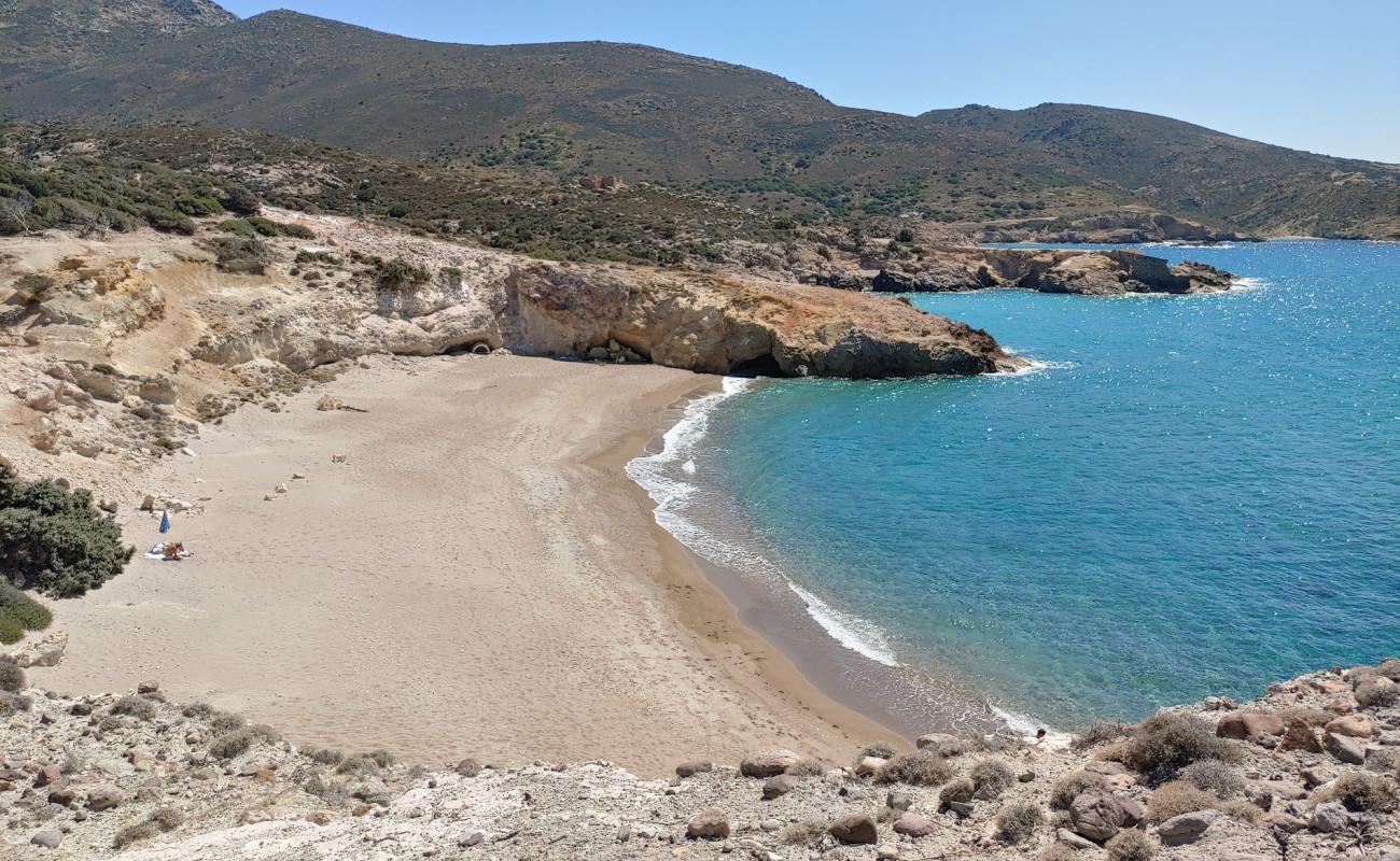 Photo de Triades beach avec sable noir avec caillou de surface