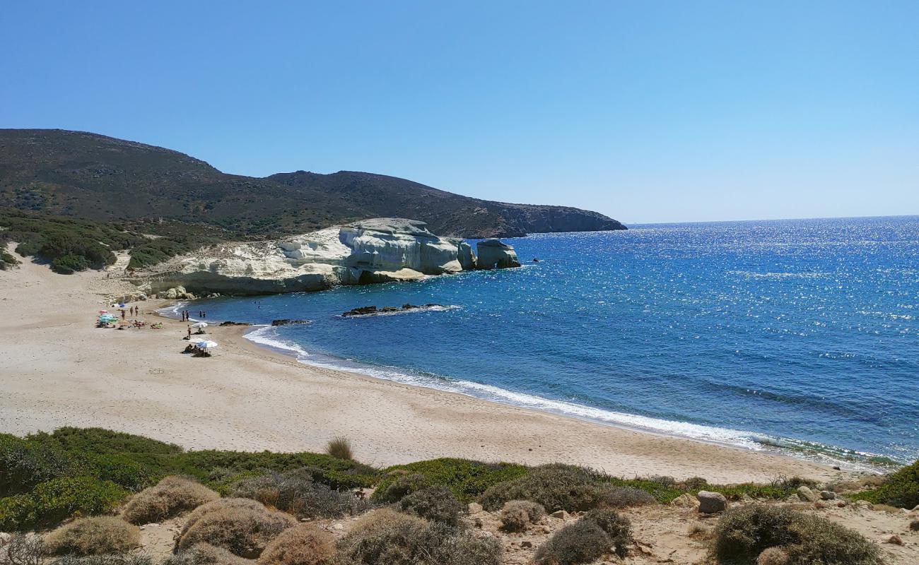 Photo de Triades beach II avec sable brun de surface