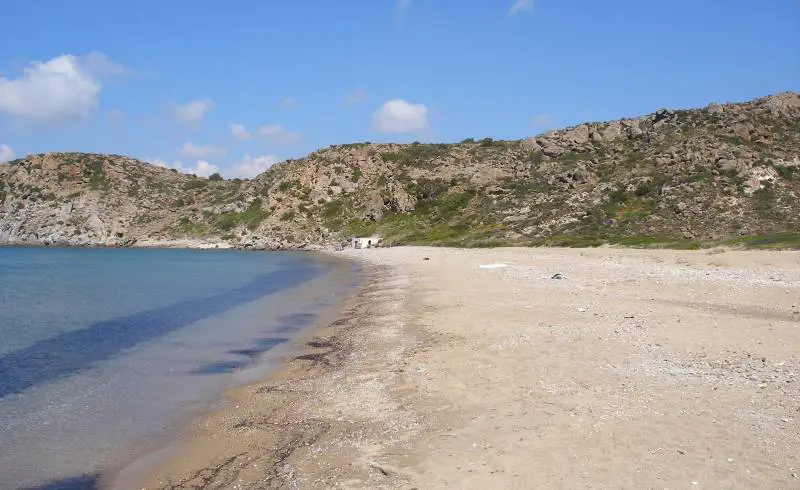 Photo de Paralia Fatourena avec sable brun de surface