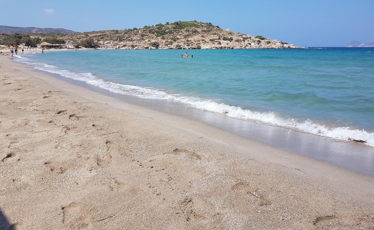 Photo de Achivadolimni beach avec sable lumineux de surface