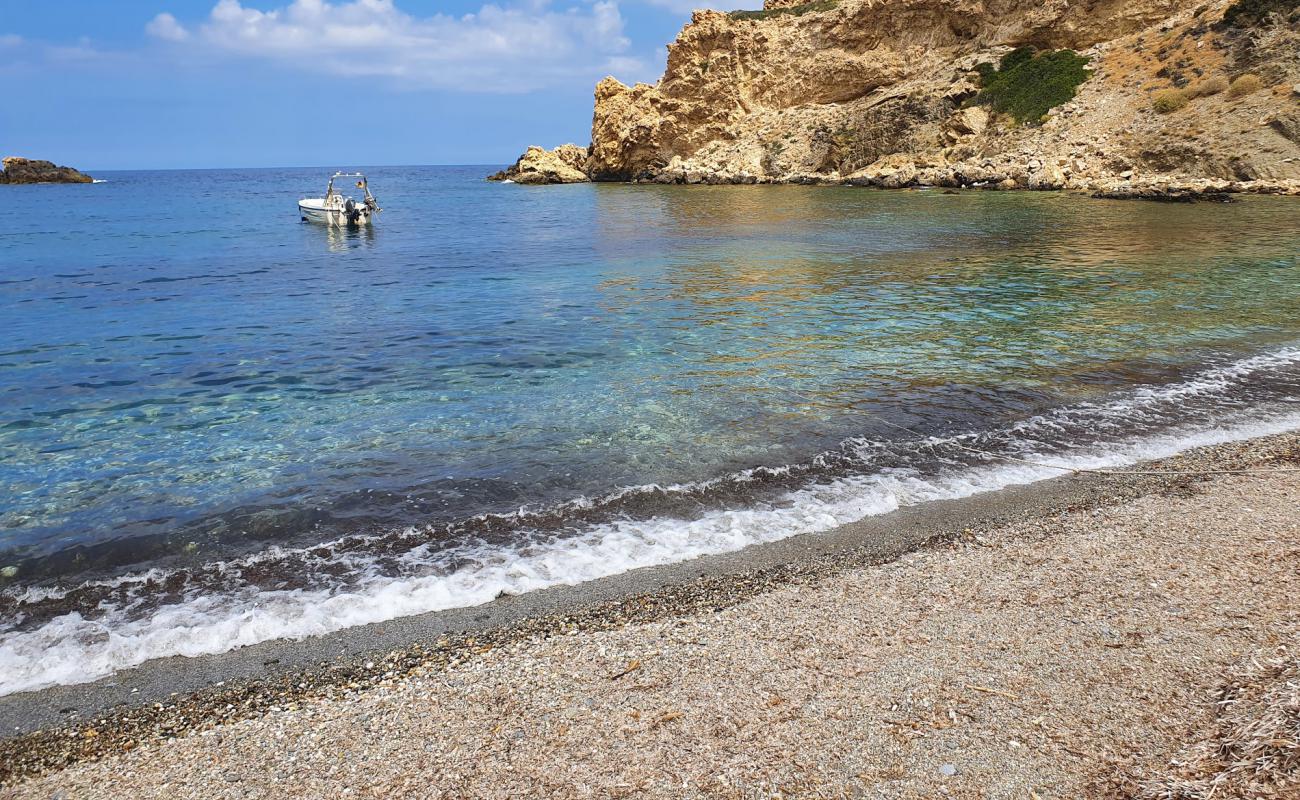 Photo de Mikra Bay avec sable gris avec caillou de surface