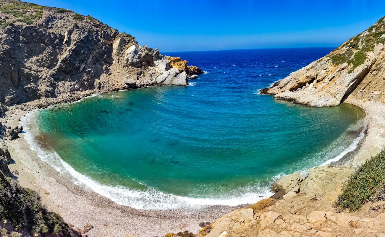 Photo de Itonas Bay avec sable gris avec caillou de surface