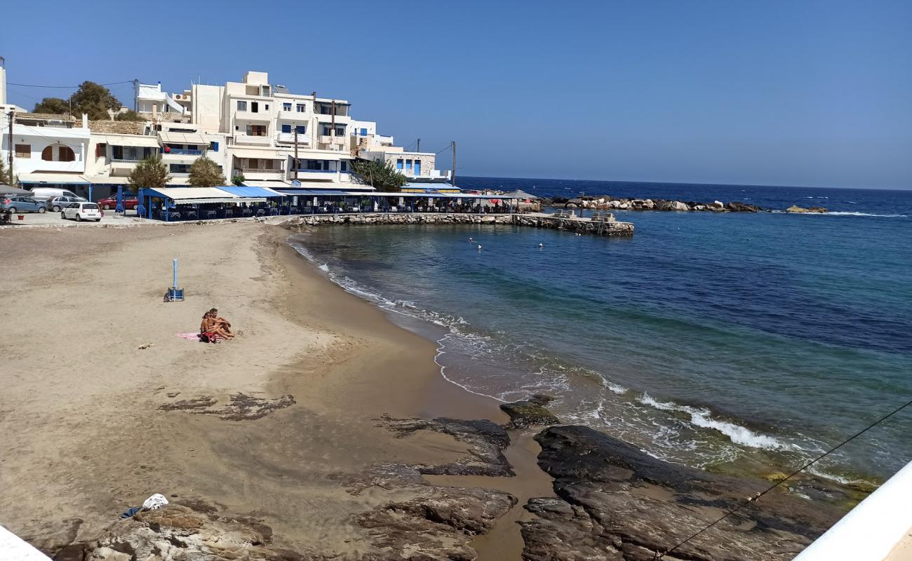 Photo de Apollonas beach avec sable fin et lumineux de surface