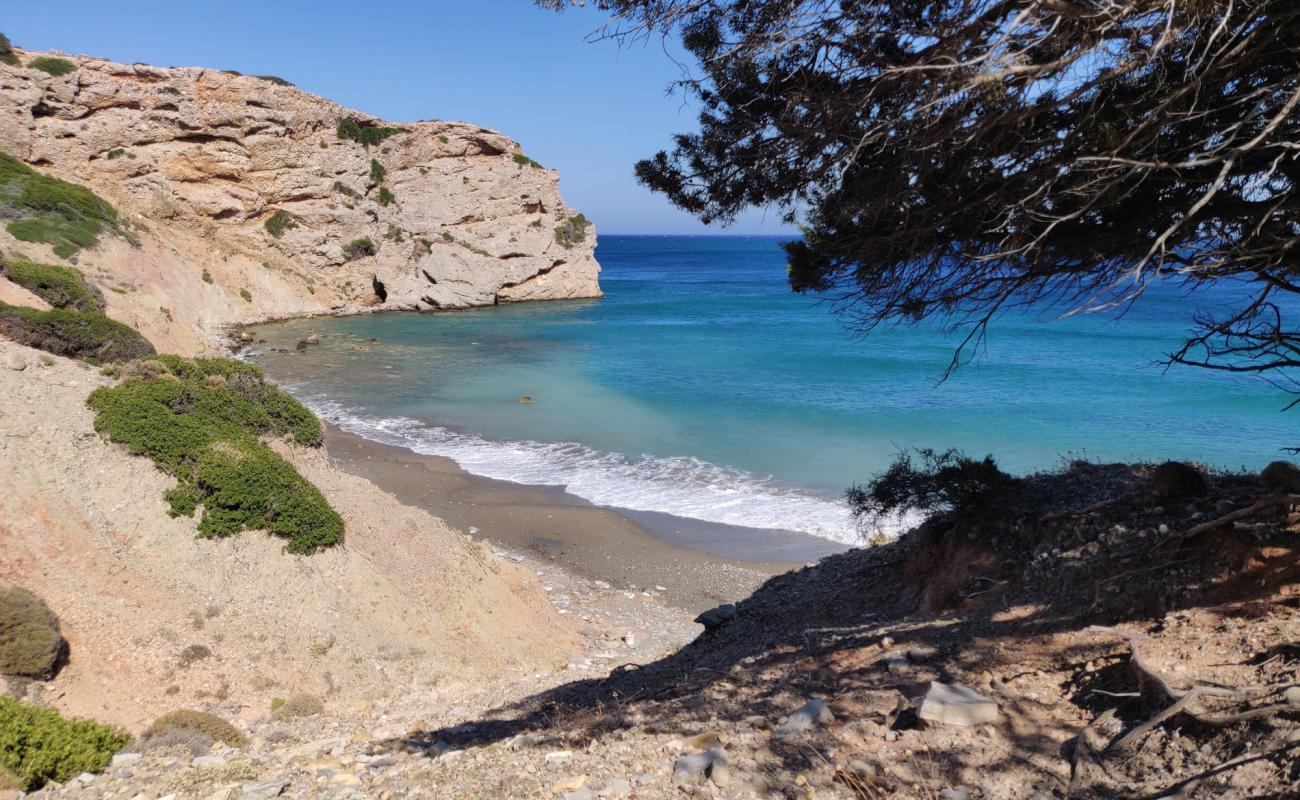 Photo de Hochlakas beach avec sable brun de surface