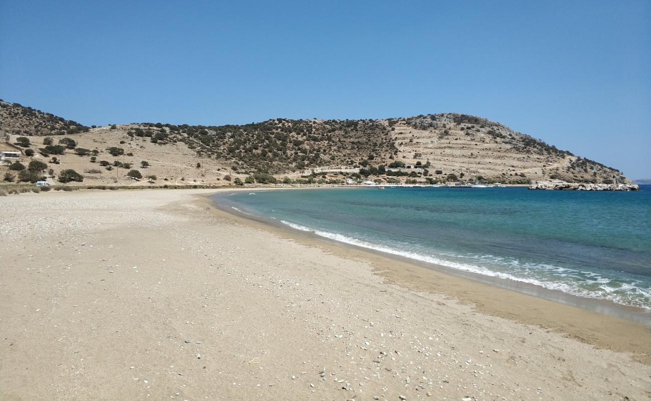 Photo de Plage de Kalados avec sable lumineux de surface