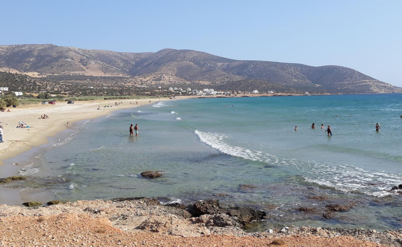 Photo de Plage d'Agiassos avec sable fin et lumineux de surface