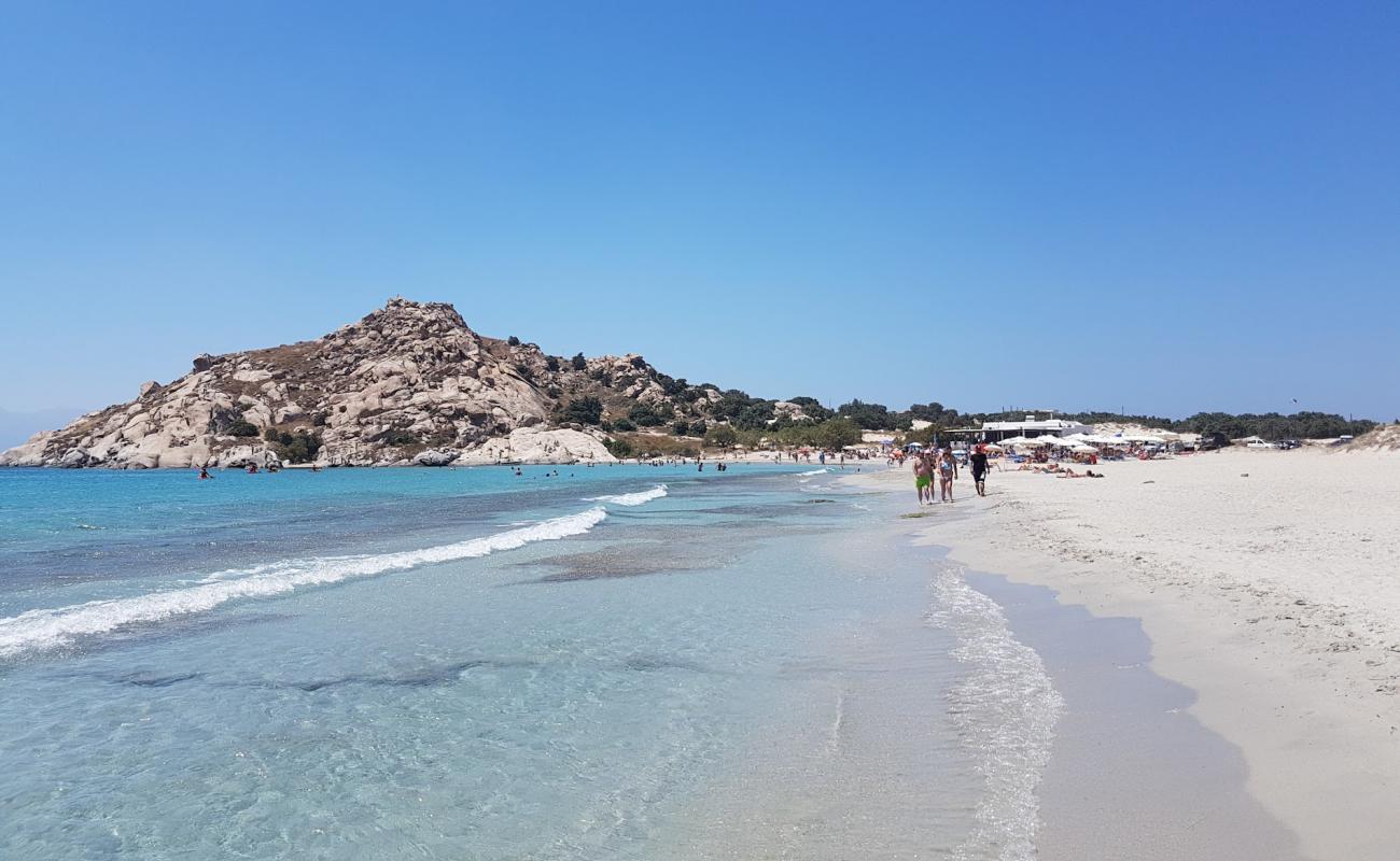 Photo de Plage de Kastraki avec sable fin et lumineux de surface