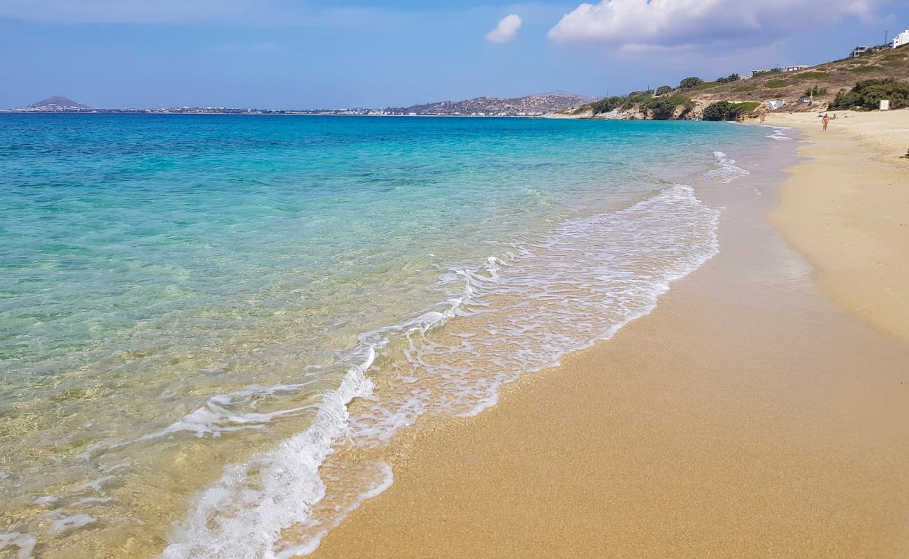 Photo de Orkos beach avec sable fin et lumineux de surface