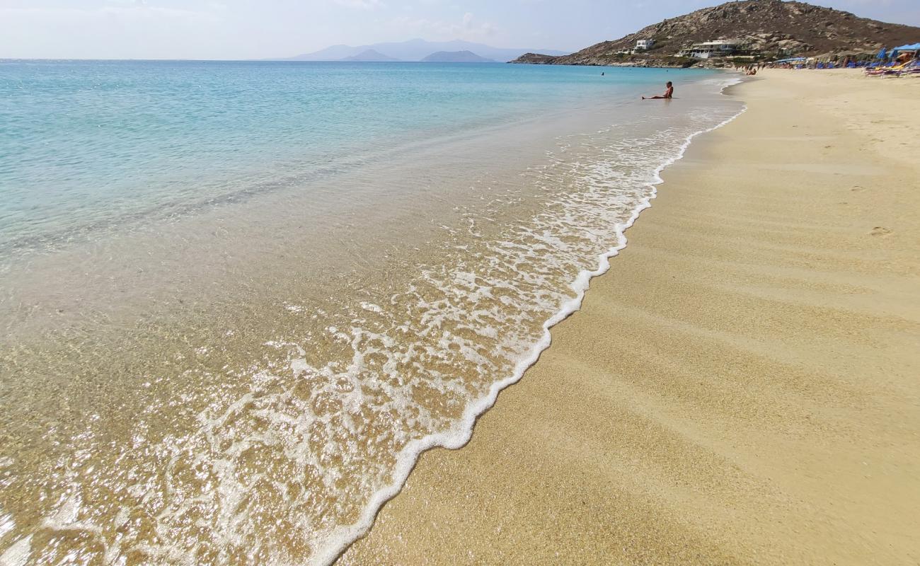 Photo de Plage d'Agios Prokopios avec sable fin et lumineux de surface