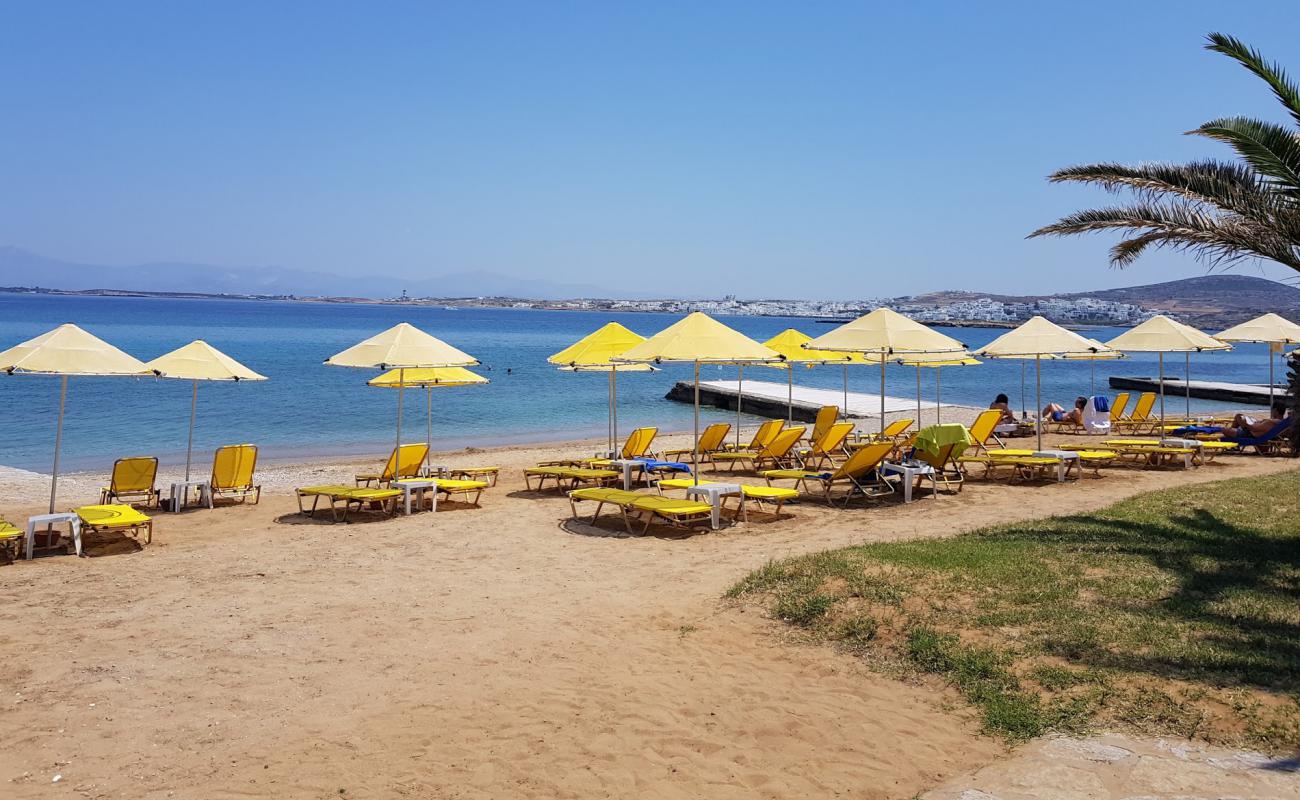 Photo de Plage de Porto Paros avec sable fin et lumineux de surface